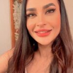Pavitra Punia Instagram - Living #bebo like me 💋😍 #pavitraapuniya #fashion #style #glam #filhaal to meri aankhon mei neend bhari hai 💤