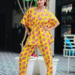 Payal Rohatgi Instagram - She builds others up as she knows what is to be torn down 🙏 #payalrohatgi #vocalforlocal #ladkihoonladsaktihoon #yogasehihoga