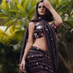 Priyanka Chahar Choudhary Instagram - Lost in the golden era of Bollywood 🎬 Photographer: @amitkhannaphotography Styled by: @stylingbyvictor @sohail__mughal___ Saree: @issadesignerstudio Earings: @rubans.in Assisted by @styleby_antara Makeup & Hair: @celebsmakeupbysejal Location: @novotelmumbaiairport x @volokal Team: @greenlight__media #PriyankaChaharChoudhary