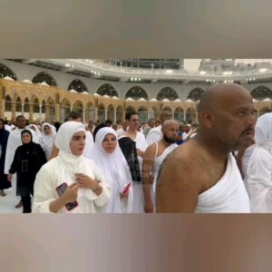 Rakhi Sawant Instagram - “Kea Hua Wada Nibhaya” Behan @rakhisawant2511 / Fatima Umrah Mubarak .. @shaistaalikhanofficial #waahiidalikhan #mecca #makkah #makkahalmukarramah #rakhisawant #waahiidalikhan