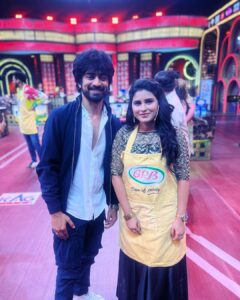 Rithika Tamil Selvi Instagram - Glad I met this great actor @imarjundas 😊 . . . . #tamil_rithika #vijaystars #vijaytelevision #cookwithcomali #cwccelebration #arjundas #rithikatamilselvi #cwc2 #cwcseason2