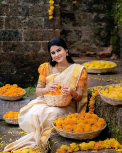 Rithika Tamil Selvi Instagram - 1st Onam 🌼🌺

#onam23 #onam #onamcelebration #onamsaree #firstonam #firstonamtogether😍❤️ #onam2023 #kerala #keralagodsowncountry #keralabride #weddingjewellery #jewelry #trending #trendingnow #onamphotoshoot #rithika #rithikatamilselvi #tamil_rithika #vijaytelevision #trendingupdates #tamilserial