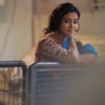 Roshini Haripriyan Instagram - I’ve got my eyes on you 🤍🫰🏽 #roshniharipriyan #love #saree