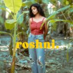 Roshini Haripriyan Instagram - பூ 🌹 Recent favourite shoot with this awesome team ♥️ Videography by @g_vigneshwaran_ Assisted by @immortalsekar Photography by @irst_photography #roshniharipriyan #tamilsongs #retroaesthetic Chennai, India