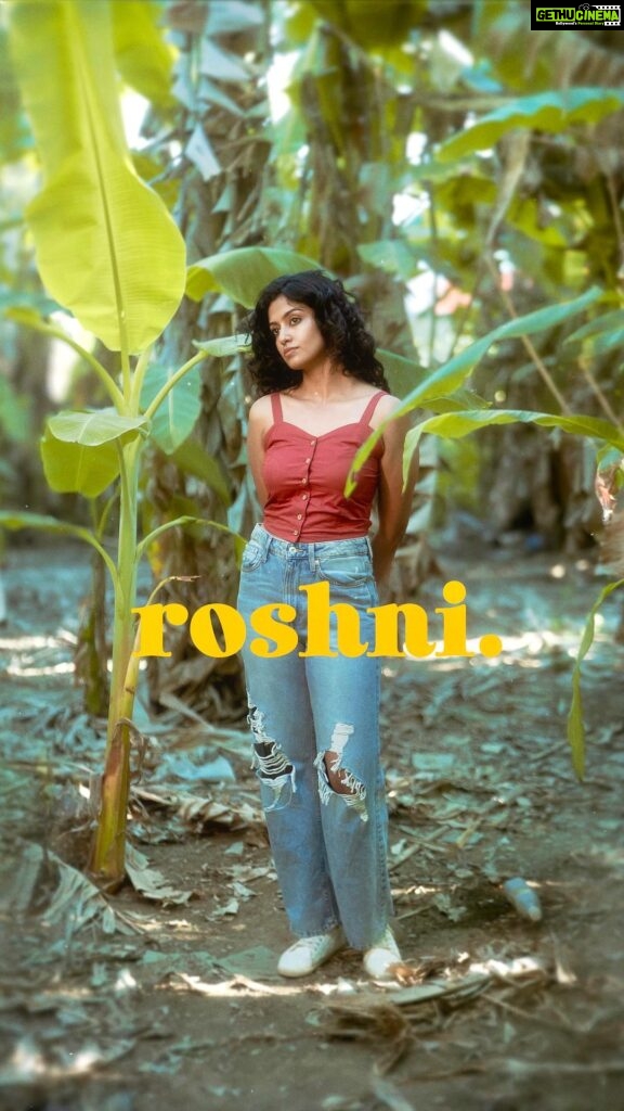 Roshini Haripriyan Instagram - பூ 🌹 Recent favourite shoot with this awesome team ♥️ Videography by @g_vigneshwaran_ Assisted by @immortalsekar Photography by @irst_photography #roshniharipriyan #tamilsongs #retroaesthetic Chennai, India