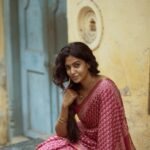 Roshini Haripriyan Instagram - மாலை நேரத்து மயக்கம் 🤍 📷 @navin.appu #roshniharipriyan #retro #asthetic #saree #love Chennai, India