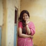Roshini Haripriyan Instagram - மாலை நேரத்து மயக்கம் 🤍 📷 @navin.appu #roshniharipriyan #retro #asthetic #saree #love Chennai, India