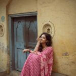 Roshini Haripriyan Instagram - மாலை நேரத்து மயக்கம் 🤍 📷 @navin.appu #roshniharipriyan #retro #asthetic #saree #love Chennai, India