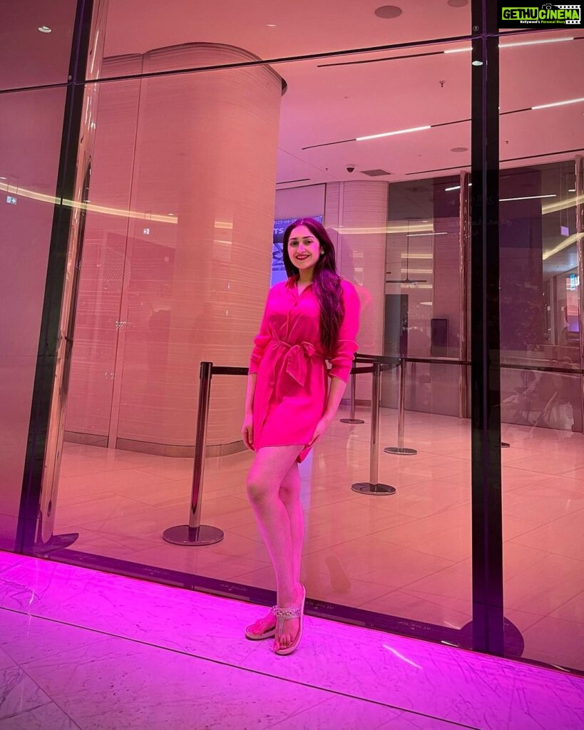 Sayyeshaa Saigal Instagram - Gulabi! 🌸 #traveldiaries#dubai#outandabout#makingmemories#funtimes#takemeback#love#instagram#travel#weekend