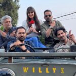 Shreya Dhanwanthary Instagram - The OG Guns with their Gun & Gulaab . @rajanddk @d2r_films @netflix_in @iamsumankumar @dqsalmaan @vivek.daschaudhary @costumesbyneha @manishamakwana18 #yummyamini