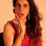 Shreya Dhanwanthary Instagram - Gulaab Loading… . For the Guns & Gulaabs premiere @netflix_in @rajanddk @d2r_films @iamsumankumar @manishamakwana18 #yummyamini . Photographed by @sjframes Styled by @bharati_kokane Hair & Makeup by @makeupnhairbyankita Wearing @sawangandhiofficial Jewels @akulyajewels @tsaraofficial