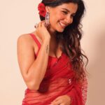 Shreya Dhanwanthary Instagram - Gulaab Loading… . For the Guns & Gulaabs premiere @netflix_in @rajanddk @d2r_films @iamsumankumar @manishamakwana18 #yummyamini . Photographed by @sjframes Styled by @bharati_kokane Hair & Makeup by @makeupnhairbyankita Wearing @sawangandhiofficial Jewels @akulyajewels @tsaraofficial