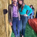 Shreya Dhanwanthary Instagram - Reunited with this new and upcoming actor after Chup! @dqsalmaan . Yamini & Arjun 🌹 (A BTS look at us working hard & hardly working) . @netflix_in @rajanddk @d2r_films @punkudge @costumesbyneha @manishamakwana18 #yummyamini