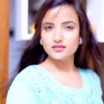 Siri Hanumanth Instagram - #AD I got rid of Frizzy hair from my hair care vocabulary!😍✨ It’s your time now! Strengthen your hair with Meera Enrich Saffron Combo with the traditional goodness of Kashmir’s Saffron with no parabens and sulphates that make your hair strong & frizz-free!💫 #MeeraEnrich #FrizzFree #Haircare #KashmirGoodness #Saffron #GoodHair . . @worldofmeera