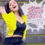 Siri Hanumanth Instagram - Cos its trending🙈💃🏻💃🏻 . . Wearing : @myroopamsboutique Styling : @navneeth_bhansali . . Choreography @kingkumar_official . . @rocknroll_dance_studio @_p_a_d_d_u._.11 @thoughtsby_anjali . . @tamannaahspeaks @anirudhofficial