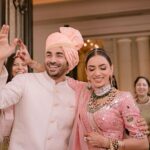 Smriti Khanna Instagram - Some favourites from the wedding day My outfit @houseofneetalulla Makeup @raveen_anand Anayka’s outfit @the.adorbss Gautam’s outfit @abujanisandeepkhosla Decor @eventfullyyoursdesign The Leela Palace New Delhi