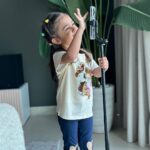Smriti Khanna Instagram - Let's go in the new season with @hm @hmkids #HMKids Little miss Photographer at work 📸 Dubai, United Arab Emirates