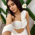 Soundariya Nanjundan Instagram - Graceful Royalty in White 👑🕊️ 🦢 Makeup & Hair- @sridevis_contour 🦢 🦢 🦢 🦢 #soundariyananjundan #cinderella #instagram #reels #reelsinstagram #trending #india #destination #snow #winter #nature #queen #photography #travel #likesforlike #love #naturephotography #winterwonderland #photooftheday #cold #réel #followforfollowback #instagood #adventure #travelphotography #ice #picoftheday #beautiful #outfit