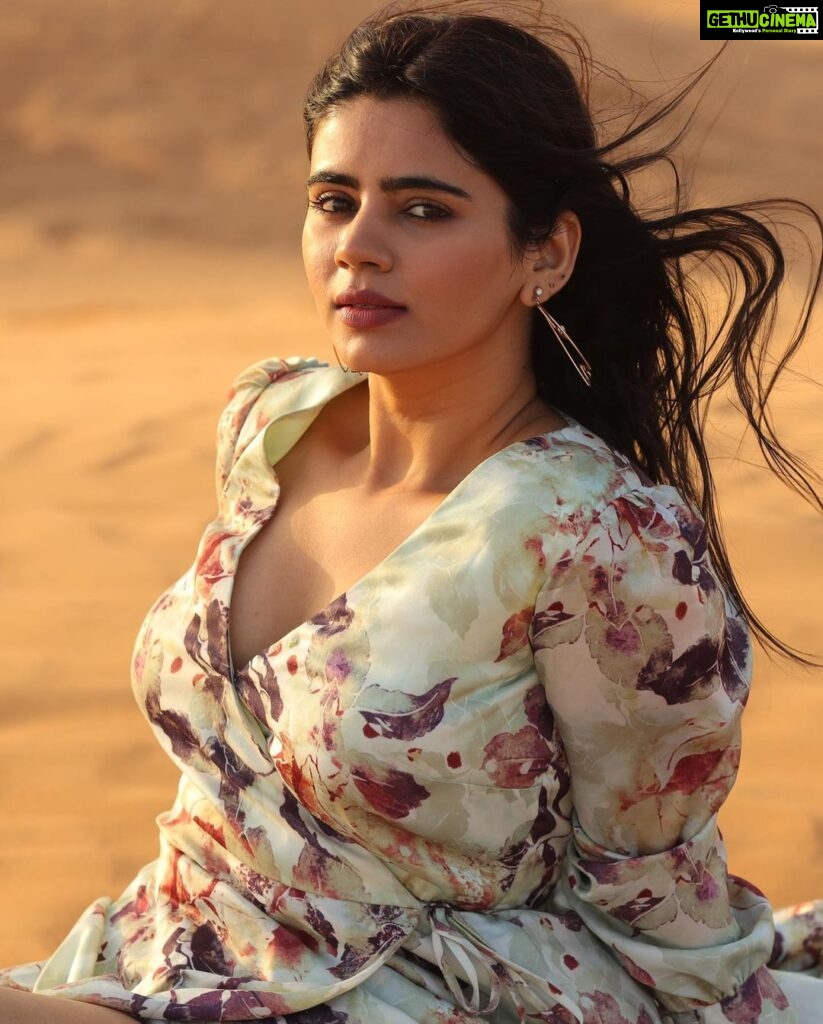 Soundariya Nanjundan Instagram - Sunset 🏜️> Magical Glow 🌞 🏜️ 📸 - @bhoopalm_official Outfit- @sankalptheboutique #styledbyme ✨ 🏜️ 🏜️ 🏜️ 🏜️ 🏜️ #soundariyananjundan #desert #travel #nature #photography #desertlife #travelphotography #adventure #love #landscape #sunset #dubai #photooftheday #instagood #sahara #instagram #art #travelgram #sand #explore #uae #naturephotography #uae #instagood #mountains #dubaidesert #instalike #desertvibes #fashion #fashionblogger #photooftheday #photography #instagood #instalike #likesforlike Dubai Desert