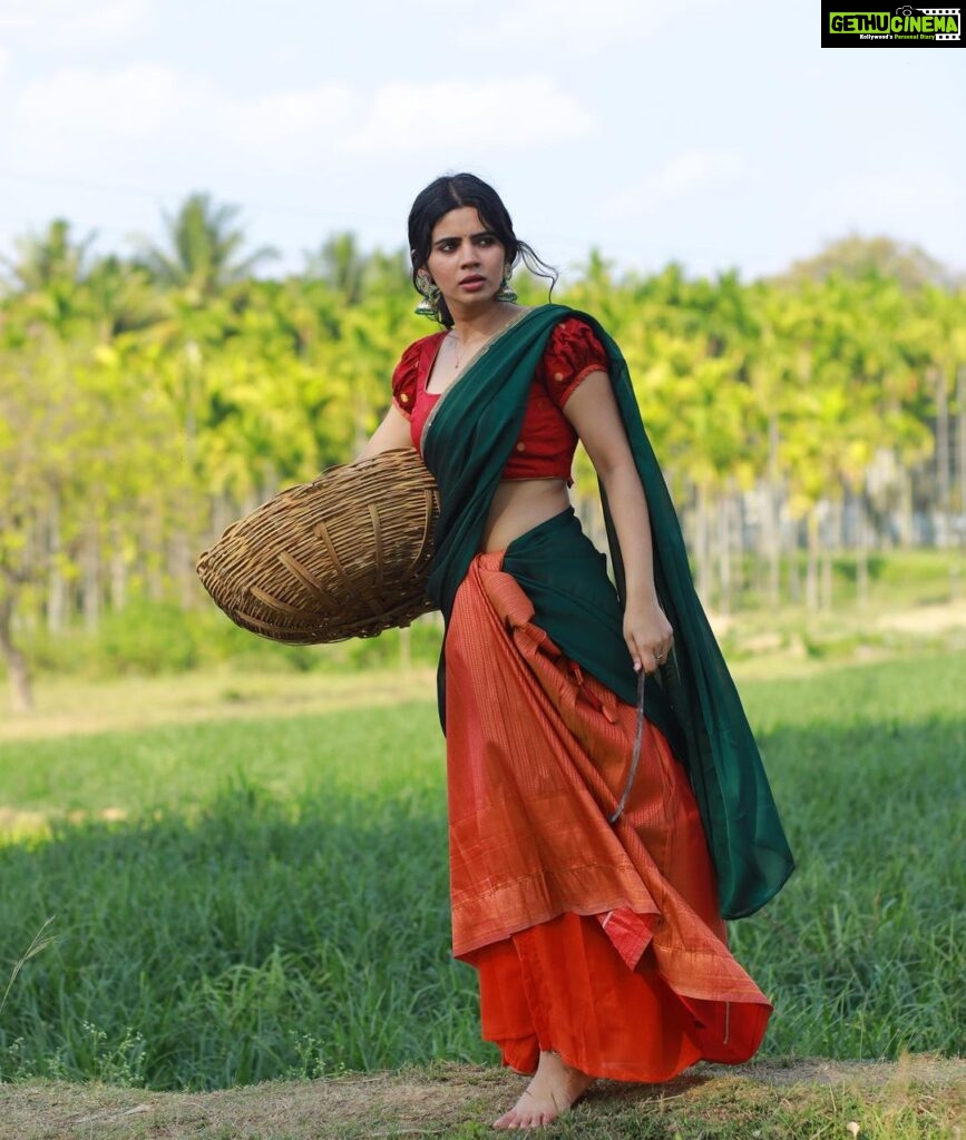 Soundariya Nanjundan Instagram - கூட மேல கூட வச்சி கூடலூரு போறவளே….☘️ 🌱 Outfit- @ekantastudio 📸 - @bhoopalm_official Styledbyme🍁 🌱 🌱 🌱 🌱 🌱 #soundariyananjundan #bangalore #village #nature #photography #travel #villagelife #naturephotography #love #photooftheday #india #instagram #travelphotography #soundarya #instagood #summer #photo #sky #mountains #beautiful #sunset #picoftheday #naturelovers #art #life #instagood #instalike #southindian #indiangirl Bangalore, Karnataka