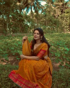 Soundariya Nanjundan Instagram - சௌந்தர்யா 🧡

🍂

 📸 - @bhoopalm_official 
Half saree- @ekantastudio 

🍂

🍂 

🍂

🍂 

🍂 

🍂 

#soundariyananjundan #kumbakonam #tamilnadu #instagram #instagood #outfit #indian #halfsaree #saree #lehenga #sareelove #sarees #halfsarees #pattusaree #halfsareelove #sareesofinstagram #fashion  #traditional #blouse #sareeblouse #ethnicwear #lehengacholi #sareelovers #sareedraping #pattu #lehanga  #pattupavadai #pattulehenga  #dupatta #sareefashion