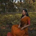 Soundariya Nanjundan Instagram - சௌந்தர்யா 🧡 🍂 📸 - @bhoopalm_official Half saree- @ekantastudio 🍂 🍂 🍂 🍂 🍂 🍂 #soundariyananjundan #kumbakonam #tamilnadu #instagram #instagood #outfit #indian #halfsaree #saree #lehenga #sareelove #sarees #halfsarees #pattusaree #halfsareelove #sareesofinstagram #fashion #traditional #blouse #sareeblouse #ethnicwear #lehengacholi #sareelovers #sareedraping #pattu #lehanga #pattupavadai #pattulehenga #dupatta #sareefashion Kumbakonam/கும்பகோணம்