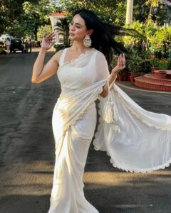 Soundarya Sharma Instagram - चाँदनी Returns moment again 🤍🕊️ with an 🏅🏆 ☺️ 
#StreeShaktiRashtriyaPuruskar 2023 
.
.
.
Styled by: @nidhikurda