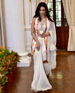 Soundarya Sharma Instagram - चाँदनी Returns moment again 🤍🕊️ with an 🏅🏆 ☺️ 
#StreeShaktiRashtriyaPuruskar 2023 
.
.
.
Styled by: @nidhikurda