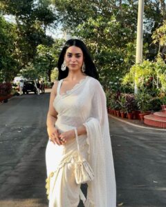 Soundarya Sharma Instagram - चाँदनी Returns moment again 🤍🕊️ with an 🏅🏆 ☺️ 
#StreeShaktiRashtriyaPuruskar 2023 
.
.
.
Styled by: @nidhikurda