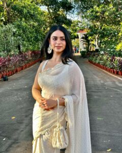 Soundarya Sharma Instagram - चाँदनी Returns moment again 🤍🕊️ with an 🏅🏆 ☺️ 
#StreeShaktiRashtriyaPuruskar 2023 
.
.
.
Styled by: @nidhikurda