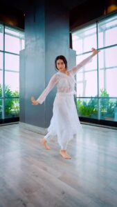 Soundarya Sharma Instagram - ताल से ताल मिला …. 
सादगी में अलग ही सुकून है 🤍 

#WhiteLove #reelsinstagram #reelitfeelit #Dance #trending #TrendingReels