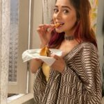 Tina Datta Instagram - When all diets go down with the rains! Woh Barish hi kya jis main pakode aur samose aur chai ka maaza nah liya… list toh lambi hai but trainer se post hide karne doh pehle!😉 Aur kya aap dekh rahe hain HUM RAHE NA RAHE HUM? Aur kaisa lag raha hain, Bataiye jaldi se comment section mein... Kaun hain sabse pyaara, Aur kaun sabse shaandaar? Jaldi se likhiye Samai nikalkar😉😉 . . . #EklaChaloRe #WarriorPrincess #humrahenarahehum #sonyentertainmenttelevision #instagood #monsoon #rainyday #tinadatta