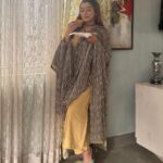 Tina Datta Instagram - When all diets go down with the rains! Woh Barish hi kya jis main pakode aur samose aur chai ka maaza nah liya… list toh lambi hai but trainer se post hide karne doh pehle!😉 Aur kya aap dekh rahe hain HUM RAHE NA RAHE HUM? Aur kaisa lag raha hain, Bataiye jaldi se comment section mein... Kaun hain sabse pyaara, Aur kaun sabse shaandaar? Jaldi se likhiye Samai nikalkar😉😉 . . . #EklaChaloRe #WarriorPrincess #humrahenarahehum #sonyentertainmenttelevision #instagood #monsoon #rainyday #tinadatta