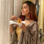 Tina Datta Instagram - When all diets go down with the rains! Woh Barish hi kya jis main pakode aur samose aur chai ka maaza nah liya… list toh lambi hai but trainer se post hide karne doh pehle!😉 Aur kya aap dekh rahe hain HUM RAHE NA RAHE HUM? Aur kaisa lag raha hain, Bataiye jaldi se comment section mein... Kaun hain sabse pyaara, Aur kaun sabse shaandaar? Jaldi se likhiye Samai nikalkar😉😉 . . . #EklaChaloRe #WarriorPrincess #humrahenarahehum #sonyentertainmenttelevision #instagood #monsoon #rainyday #tinadatta