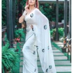 Tina Datta Instagram – Ek toh saree aur woh bhi meri favourite white
Aur kya chaiye right?
 
Ho gayi aaj ki shayari ab enjoy your Wednesday right!!
.
.
.
#EklaChaloRe #WarriorPrincess #TinaKaStyle #fashion #style #sareelove #sareefashion #saree #goodvibes #fyp #tinadatta