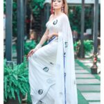 Tina Datta Instagram – Ek toh saree aur woh bhi meri favourite white
Aur kya chaiye right?
 
Ho gayi aaj ki shayari ab enjoy your Wednesday right!!
.
.
.
#EklaChaloRe #WarriorPrincess #TinaKaStyle #fashion #style #sareelove #sareefashion #saree #goodvibes #fyp #tinadatta