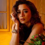 Tina Datta Instagram - Black ki kahani Aisi White ke bina adhuri And that’s all the poetry I can write. But I hope you can hit like at this pretty sight! . . . #EklaChaloRe #WarriorPrincess #TinaKaStyle #lookbook #stylefile #fashion #style #stylish #ootd #ootdfashion #tinadatta