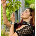 Tina Datta Instagram - Aa gaya hai Surili ki life mein bohat bada toofan; aur inn saari musibaton ke beech ek pyaari si khoosh khabar. Par kya kar paayegi Surili inn khatron ka saamna? Dekhna hoga bohat dilchasp. Toh dekhte rahiye #HumRaheNaRaheHum, Monday-Friday raat 9:00 baje @sonytvofficial par. . . . . @swastikproductions @rahultewary @sktorigins @g3gill #SomvaarWithSurili #EklaChaloRe #WarriorPrincess #sonyentertainmenttelevision #gratitude #instagood #surili #instadaily #tinadatta