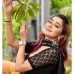 Tina Datta Instagram - Aa gaya hai Surili ki life mein bohat bada toofan; aur inn saari musibaton ke beech ek pyaari si khoosh khabar. Par kya kar paayegi Surili inn khatron ka saamna? Dekhna hoga bohat dilchasp. Toh dekhte rahiye #HumRaheNaRaheHum, Monday-Friday raat 9:00 baje @sonytvofficial par. . . . . @swastikproductions @rahultewary @sktorigins @g3gill #SomvaarWithSurili #EklaChaloRe #WarriorPrincess #sonyentertainmenttelevision #gratitude #instagood #surili #instadaily #tinadatta