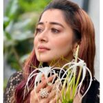 Tina Datta Instagram - Aa gaya hai Surili ki life mein bohat bada toofan; aur inn saari musibaton ke beech ek pyaari si khoosh khabar. Par kya kar paayegi Surili inn khatron ka saamna? Dekhna hoga bohat dilchasp. Toh dekhte rahiye #HumRaheNaRaheHum, Monday-Friday raat 9:00 baje @sonytvofficial par. . . . . @swastikproductions @rahultewary @sktorigins @g3gill #SomvaarWithSurili #EklaChaloRe #WarriorPrincess #sonyentertainmenttelevision #gratitude #instagood #surili #instadaily #tinadatta