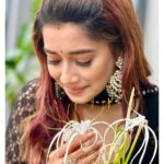 Tina Datta Instagram - Aa gaya hai Surili ki life mein bohat bada toofan; aur inn saari musibaton ke beech ek pyaari si khoosh khabar. Par kya kar paayegi Surili inn khatron ka saamna? Dekhna hoga bohat dilchasp. Toh dekhte rahiye #HumRaheNaRaheHum, Monday-Friday raat 9:00 baje @sonytvofficial par. . . . . @swastikproductions @rahultewary @sktorigins @g3gill #SomvaarWithSurili #EklaChaloRe #WarriorPrincess #sonyentertainmenttelevision #gratitude #instagood #surili #instadaily #tinadatta