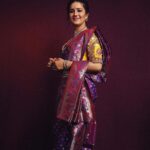 Vaidehi Parashurami Instagram - ॰आषाढी एकादशी विशेष॰ ‘मी होणार सुपरस्टार - छोटे उस्ताद पर्व २’ शनिवार आणि रविवार रात्री ९ वाजता, फक्त @star_pravah वर Outfit by @royaltasta Jewellery by @kankshinistudio Footwear by @essemmaccessories Styled by @sayali_vidya Assisted by @wranshaaayyy Hair by @seemaaofficial Make up by @vinayak_makeup Personal Assistant @mr.asalm_khan_46 Managed by @prernaasuryawanshi Assisted by @poojatayde #mihonarsuperstarchhoteustad #starpravah #anchor #vaidehiparashurami #lovemyjob