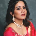 Vaidehi Parashurami Instagram - ‘मी होणार सुपरस्टार - छोटे उस्ताद पर्व २’ GRAND PREMIERE आज आणि उद्या रात्री ९ वाजता, फक्त @star_pravah वर Outfit by @navinyas_handloom Jewellery by @kushalsfashionjewellery Footwear by @stoffastyle Styled by @sayali_vidya Assisted by @wranshaaayyy Hair by @nilampatel12 Make up by @vinayak_makeup Personal Assistant @mr.asalm_khan_46 Managed by @prernaasuryawanshi Assisted by @poojatayde Captured by @shrutisbagwe