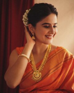 Vaidehi Parashurami Instagram - Vintage vibes! 🌸 

Outfit by- @pratha_sarees
Jewellery by- @kankshinistudio
Heels- @stoffastyle
Styled by- @sayali_vidya
Assisted by- @wranshaaayyy

Hair by- @nilampatel12
Makeup by- @vrushti_harkare
Personal Assistant- @mr.asalm_khan_46 

Captured by- @shrutisbagwe

Managed by-  @prernaasuryawanshi
Assisted by- @poojatayde