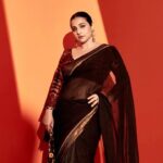 Vidya Balan Instagram - Camera, sari aur main 😘! Saree - @jjv.kapurthala Bag - @vipulshahbags Hair - @bhosleshalaka Makeup - @harshjariwala158 Styling - @who_wore_what_when Photography- @chandrahas_prabhu
