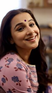 Vidya Balan Instagram - Singing along to one of my favouritest Bengali songs “Jao pakhi bolo” from #Antaheen
@shreyaghoshal @radhikaofficial @rahulbose7 

Outfit: @tara_c_tara
Make-up: @harshjariwala158 
Hair : @bhosleshalaka