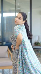Vidya Balan Instagram - Chaos, drama, yet ready for camera 🤷🏻‍♀️