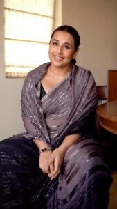 Vidya Balan Instagram - Sunday ko mera janamdin hai 🎂❣️Also #happy2023 ☀️💥☀️🧚‍♂️🤗♥️

Channeling my inner #Hansa courtesy #SupriyaPathak ❣️

Saree: @sawangandhiofficial