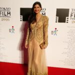 Aahana Kumra Instagram - In my third post from the series of ‘my first’! This is from my first ever film premier of my life in Tokyo! From a film called “Lipstick Under My Burkha” that changed the course of my life! It took place in Tokyo at the @tokyo_intl_film_festival in 2016. And off we went to represent our film in a country that didn’t speak our language but we all understood the language of cinema and womanhood! Through these photos I get reminded of how we managed to get our outfits organised for the red carpet! Borrowed and stitched ourselves! No help! No grooming! Just simple hustling! It truly was memorable! We looked so professional in front of the Japanese media!! And they loved us!! Just like the way we loved them! 🇯🇵👹🍜🏯🎏🎎🎑🍣🍛🥢🎍🍢🎋 Also P.S : we got to be on the red carpet with the former Prime Minister of Japan, Late Mr. Shinzo Abe and the two maestros Meryl Streep and Hugh Grant! Im always going to be proud of this film and how it changed my views on feminism in it’s true sense! @alankrita601 @plabita.manu . . . . #throwbackthursday #thursday #throwback #tokyointernationalfilmfestival #tokyo #japan #lipstickundermyburkha #premier #redcarpet #premiernight #aahanakumra #japan #memories Roppongi