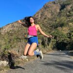 Aahana Kumra Instagram - Because Sunday is always a fun day!! 🌞🌞 And a run in the mountains is always a good idea!! 🏃‍♀️💕 #funontherun 🏃‍♀️🌞🕶️🌸💕🏔️ #sundayrunday . . . . #sunday #sundayvibes #runday #funday #sundays #sun #sunny #mountains #mountain #aahanakumra #rishikesh #uttarakhand #throwback